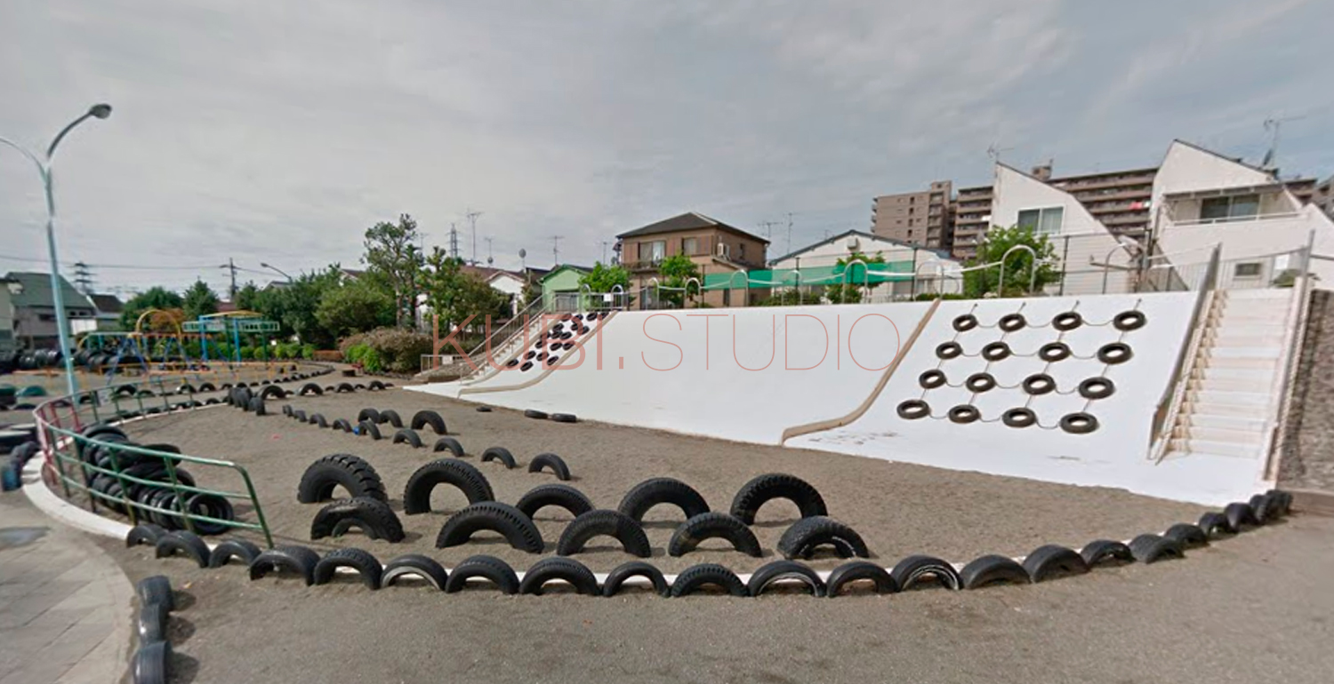 Детская горка из бетона и старых шин