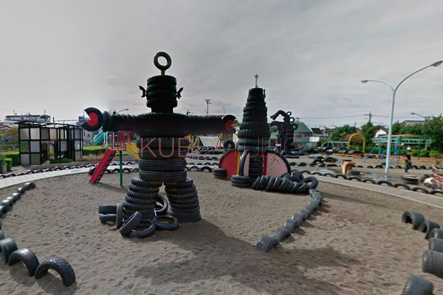 Скульптура робота из старых покрышек